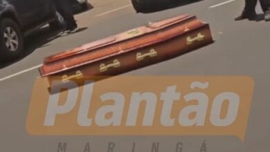 Fotos de Caixão com corpo cai de carro funerário e surpreende motoristas na Avenida Colombo, em Maringá