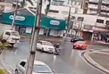 Fotos de Câmera de segurança flagra colisão entre carro e motocicleta em rotatória de Maringá