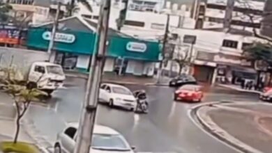 Fotos de Câmera de segurança flagra colisão entre carro e motocicleta em rotatória de Maringá