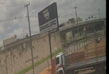 Fotos de Câmera de segurança flagra momento em que carreta tomba sobre viaduto em Maringá
