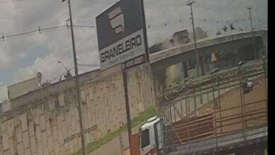 Fotos de Câmera de segurança flagra momento em que carreta tomba sobre viaduto em Maringá