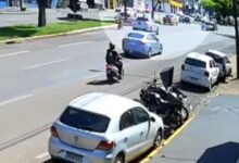 Fotos de Câmera registra acidente após veículo fechar motociclista na Avenida Colombo, em Maringá