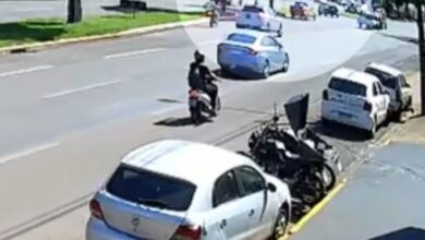 Fotos de Câmera registra acidente após veículo fechar motociclista na Avenida Colombo, em Maringá