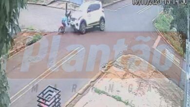Fotos de Câmera registra acidente entre carro e moto no Cidade Alta, em Maringá
