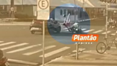 Fotos de Câmera registra colisão entre carro e moto na região central de Maringá