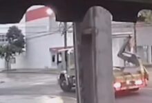 Fotos de Câmera registra momento em que caminhão derruba semáforo no centro de Maringá