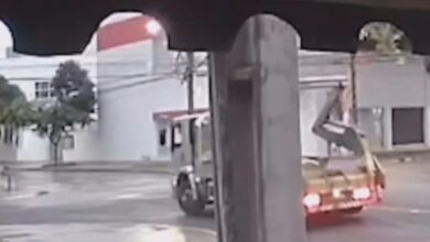 Fotos de Câmera registra momento em que caminhão derruba semáforo no centro de Maringá