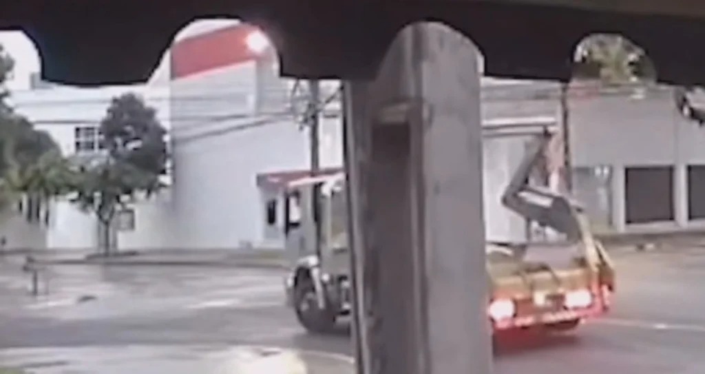 Câmera registra momento em que caminhão derruba semáforo no centro de Maringá Foto 1 Fotos de Câmera registra momento em que caminhão derruba semáforo no centro de Maringá