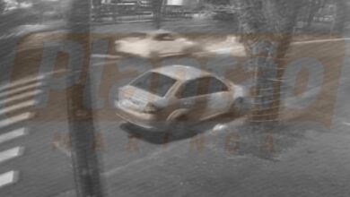 Fotos de Câmeras de segurança registram capotamento que deixou dois jovens feridos em Maringá