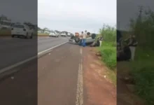 Fotos de Carro capota após colisão na BR-376 entre Mandaguaçu e Maringá; vídeo