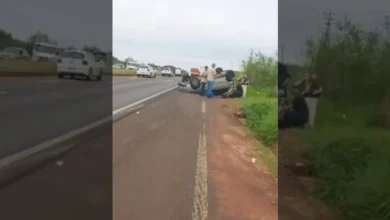 Fotos de Carro capota após colisão na BR-376 entre Mandaguaçu e Maringá; vídeo