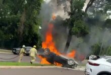 Fotos de Carro capota, pega fogo e deixa uma pessoa morta na Avenida Itororó, em Maringá
