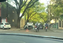 Fotos de Colisão entre dois carros provoca capotamento na Zona 7, em Maringá