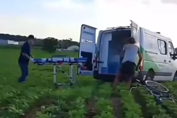 Confundida com vítima de mal-súbito, mulher acorda irritada e causa tumulto em cidade na região Foto 1 Fotos de Confundida com vítima de mal-súbito, mulher acorda irritada e causa tumulto em cidade na região