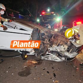 Fotos de Dois jovens ficam feridos após capotamento na Avenida Laguna, em Maringá