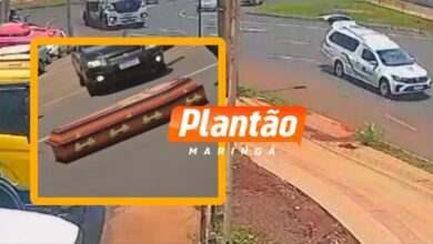 Fotos de Câmera mostra caixão caindo durante transporte funerário em Maringá