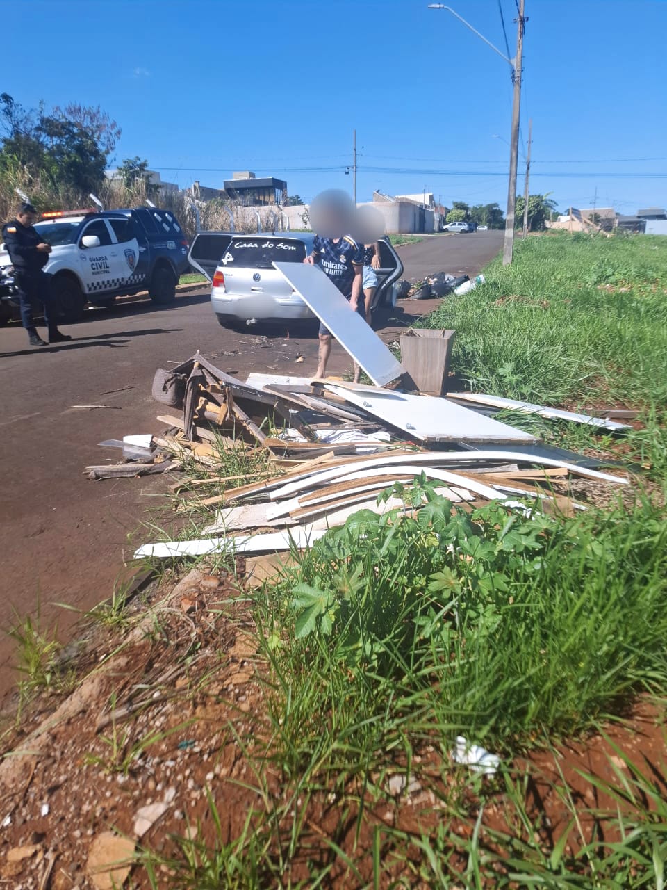 Fotos de Guarda Civil de Maringá flagra descarte irregular no Conjunto Requião; multa pode chegar a R$ 5 mil