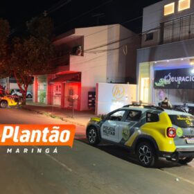 Fotos de Motoboy é executado com nove tiros em frente a hamburgueria; o corpo foi encaminhado ao IML de Maringá