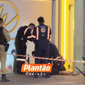 Fotos de Motoboy é executado com nove tiros em frente a hamburgueria; o corpo foi encaminhado ao IML de Maringá