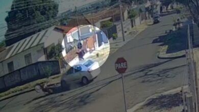 Fotos de Motociclista é arremessado após avançar preferencial em colisão registrada por câmera em Maringá