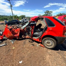 Fotos de Motorista morre após acidente; mulher e criança ficam feridas