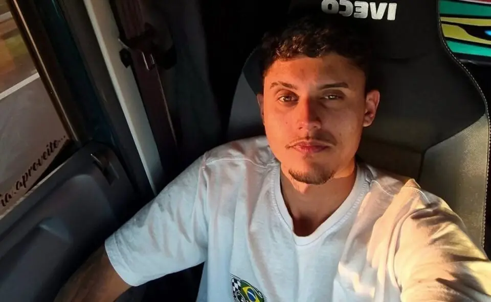 Motorista que morreu em acidente na BR-376 tinha 22 anos e deixa filho bebê: ‘Vazio no coração’, diz mãe Foto 1 Fotos de Motorista que morreu em acidente na BR-376 tinha 22 anos e deixa filho bebê: ‘Vazio no coração’, diz mãe