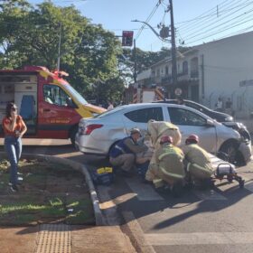 Fotos de Mulher fica ferida em colisão entre dois carros na Avenida Tuiuti, em Maringá