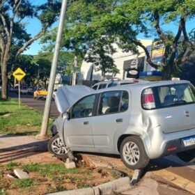 Fotos de Mulher fica ferida em colisão entre dois carros na Avenida Tuiuti, em Maringá