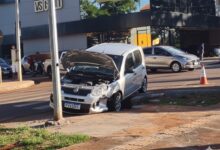 Fotos de Mulher fica ferida em colisão entre dois carros na Avenida Tuiuti, em Maringá
