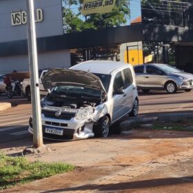 Fotos de Mulher fica ferida em colisão entre dois carros na Avenida Tuiuti, em Maringá