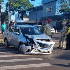 Fotos de Mulher fica ferida em colisão entre dois carros na Avenida Tuiuti, em Maringá