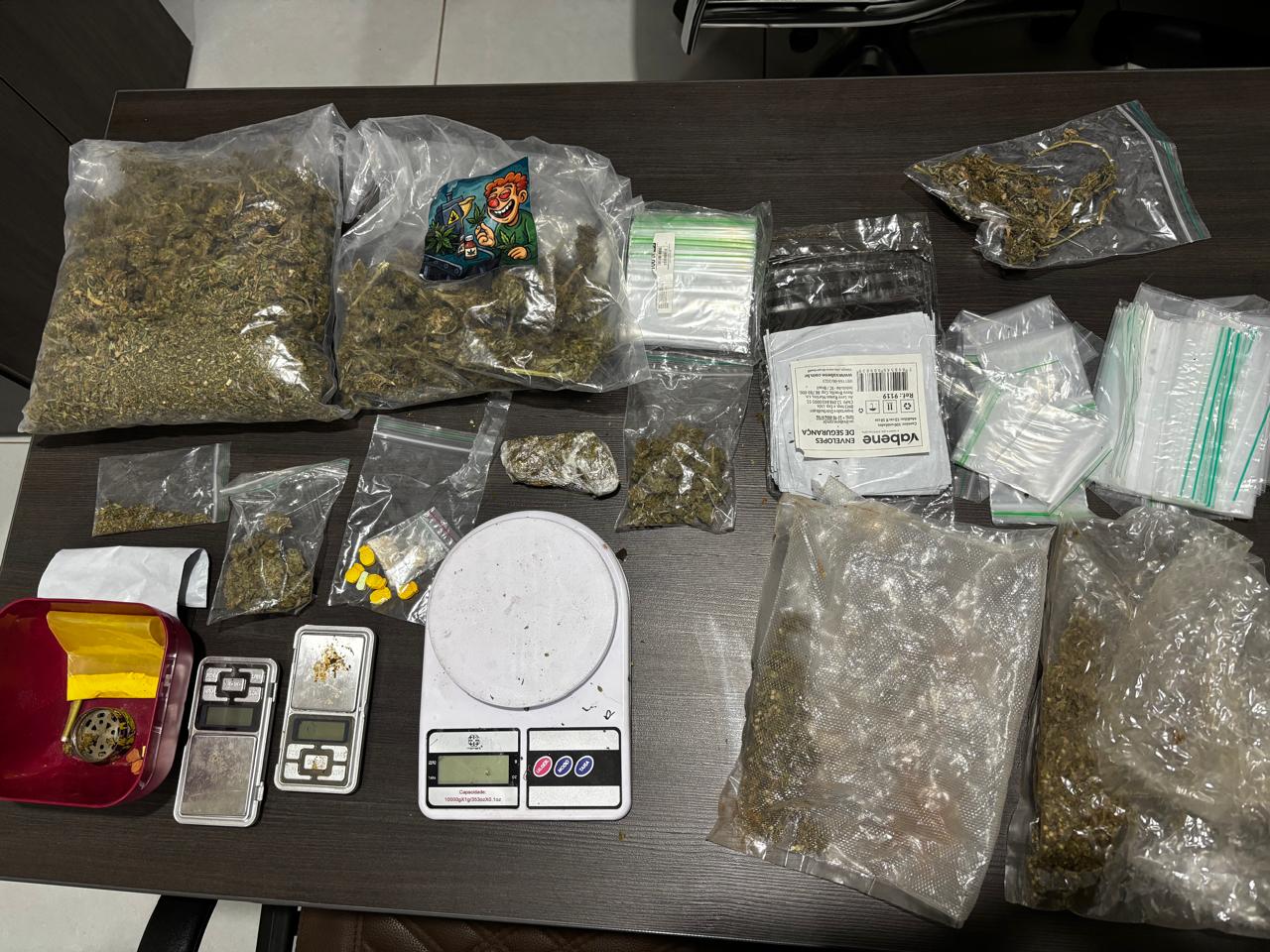 Fotos de Polícia Civil cumpre em Sarandi mandados e prende suspeito de tráfico em operação ligada à “Tropa do Leroy”