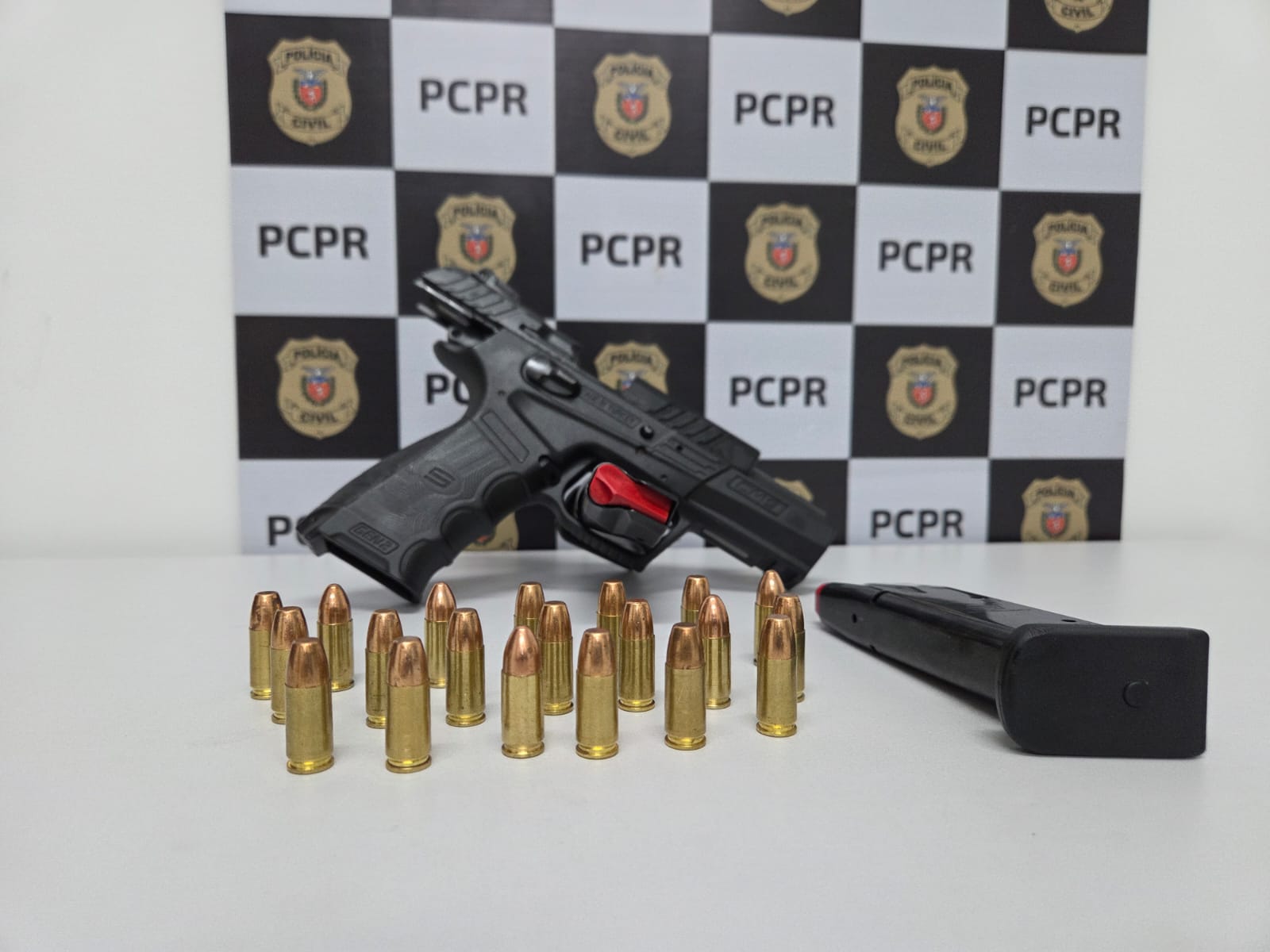 Polícia Civil prende homem armado durante operação no Parque da Gávea, em Maringá Foto 1 Fotos de Polícia Civil prende homem armado durante operação no Parque da Gávea, em Maringá