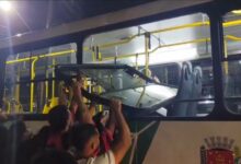 Fotos de Torcedores do Flamengo promovem vandalismo em ônibus durante comemoração na Avenida Tiradentes, em Maringá