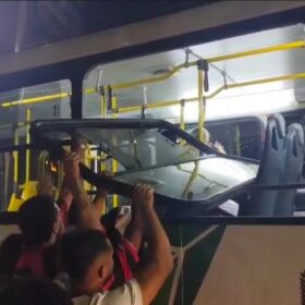 Fotos de Torcedores do Flamengo promovem vandalismo em ônibus durante comemoração na Avenida Tiradentes, em Maringá