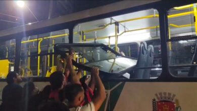 Fotos de Torcedores do Flamengo promovem vandalismo em ônibus durante comemoração na Avenida Tiradentes, em Maringá