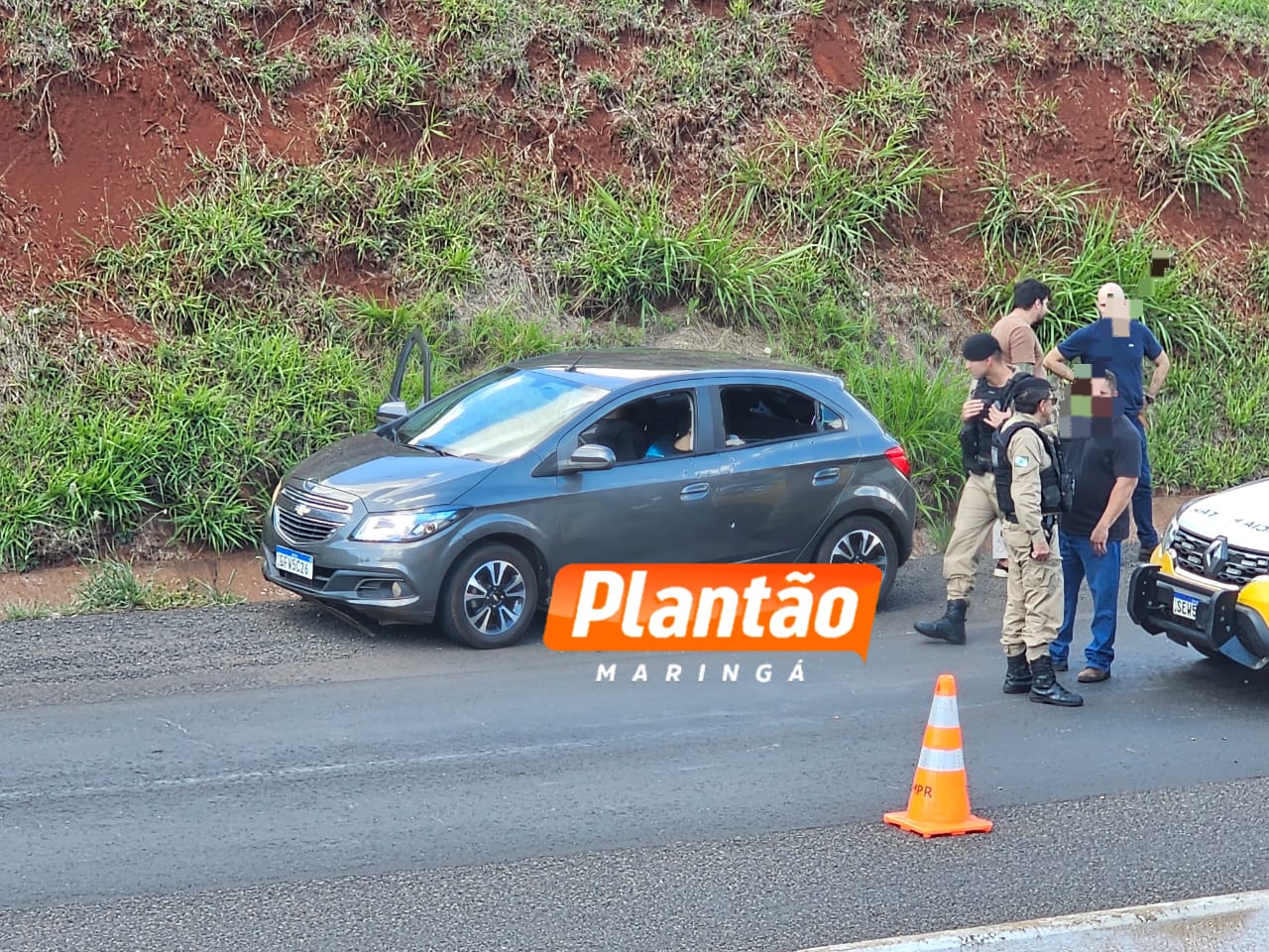 Fotos de Troca de tiros deixa dois criminosos mortos e policial baleado em Maringá