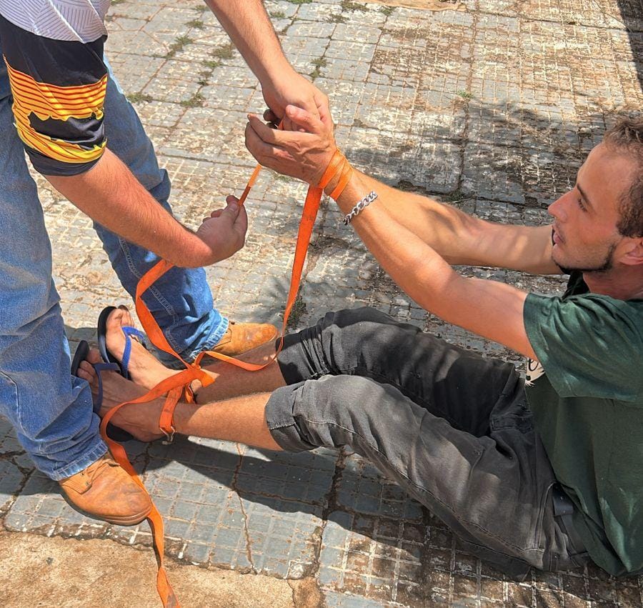 Vídeo mostra moradores amarrando suspeito de furtar igreja na região de Maringá Foto 1 Fotos de Vídeo mostra moradores amarrando suspeito de furtar igreja na região de Maringá