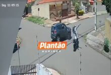 Fotos de Carro em alta velocidade avança preferencial e causa grave acidente em Maringá