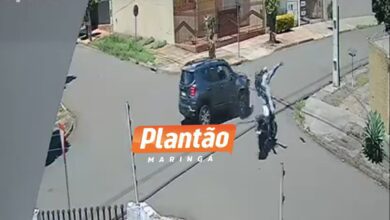 Fotos de Carro em alta velocidade avança preferencial e causa grave acidente em Maringá