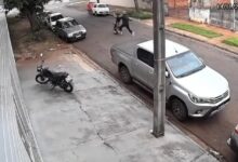 Fotos de Motociclista empina moto, perde o controle e bate em carro estacionado em Maringá; vídeo