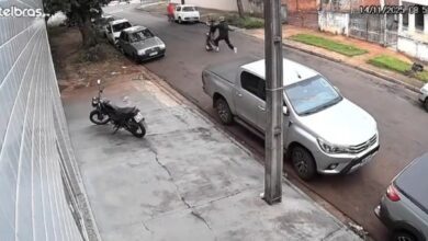 Fotos de Motociclista empina moto, perde o controle e bate em carro estacionado em Maringá; vídeo