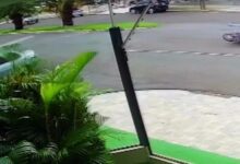 Fotos de Câmera registra acidente entre carro e motociclista em avenida de Maringá