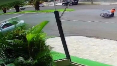 Fotos de Câmera registra acidente entre carro e motociclista em avenida de Maringá