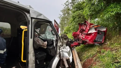 Fotos de Acidente entre caminhão e van deixa um morto e cinco feridos na PR-082