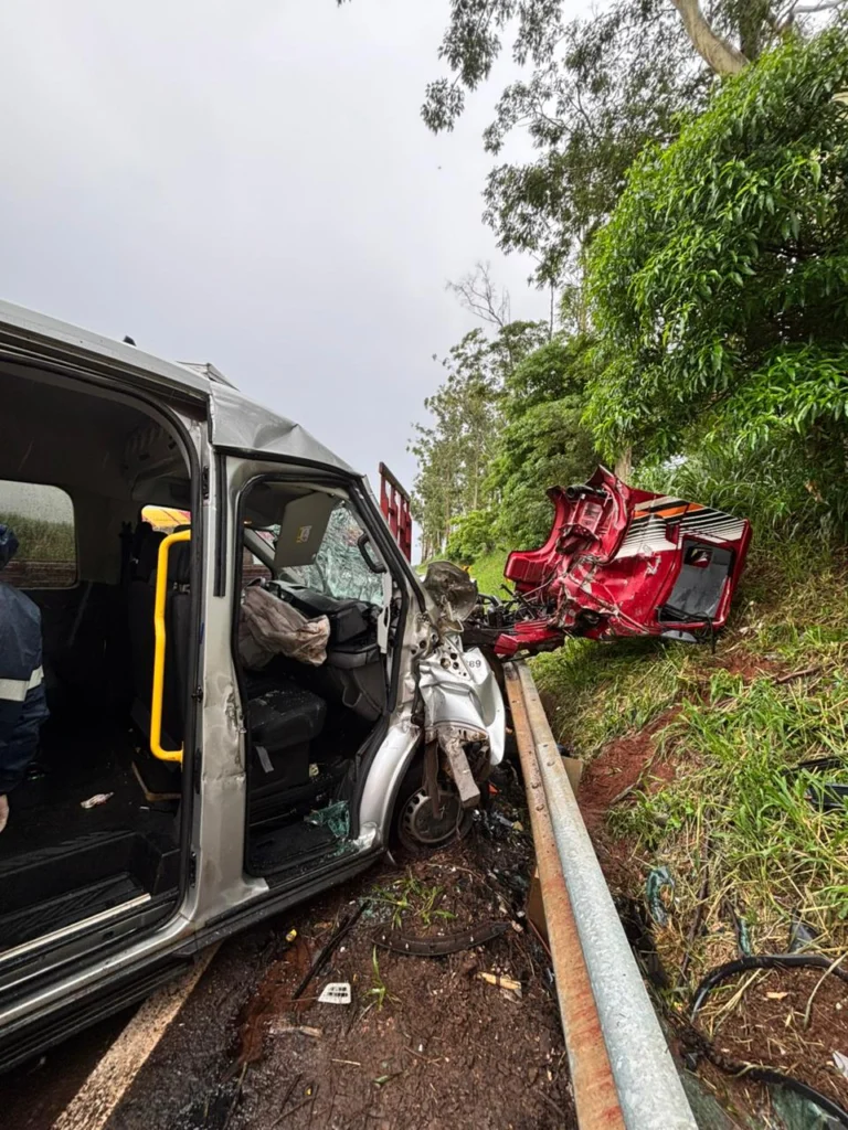 Fotos de Acidente entre caminhão e van deixa um morto e cinco feridos na PR-082