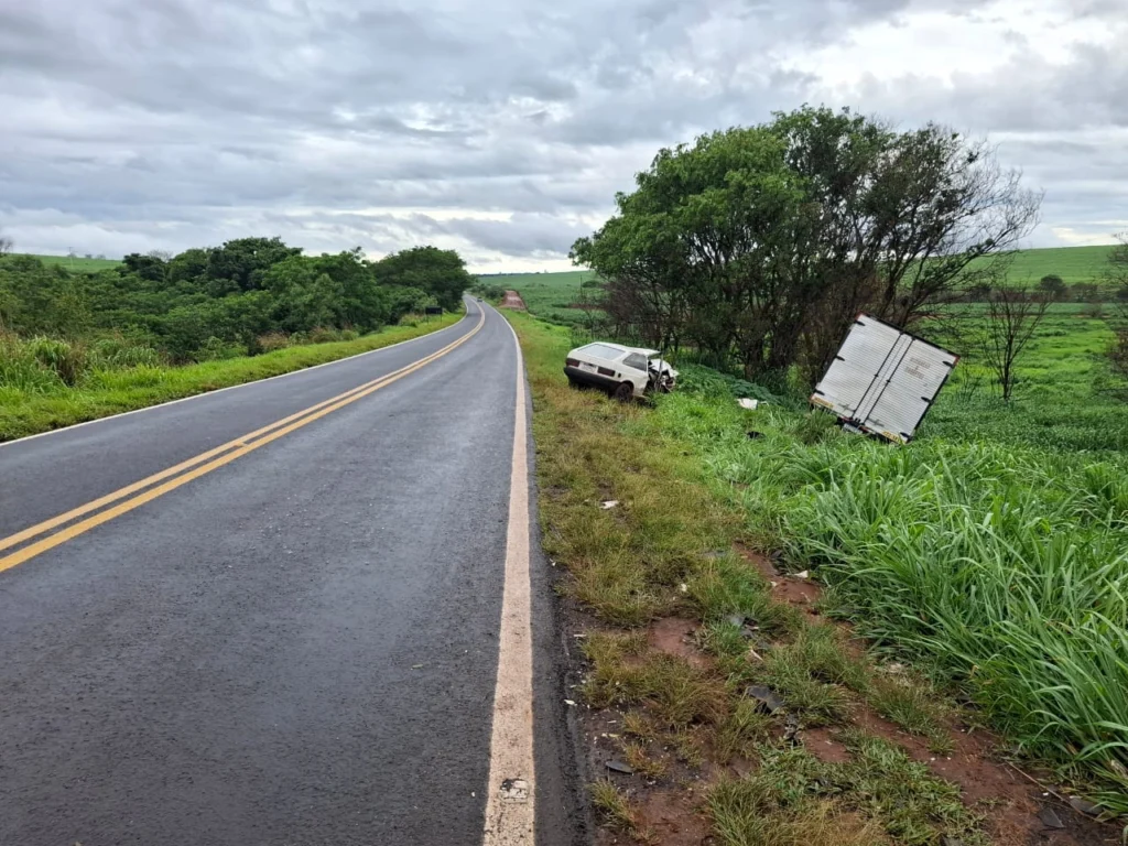 Acidente entre carro e caminhão deixa um morto e vítima em estado gravíssimo é encaminhada de helicóptero para Maringá Foto 1 Fotos de Acidente entre carro e caminhão deixa um morto e vítima em estado gravíssimo é encaminhada de helicóptero para Maringá
