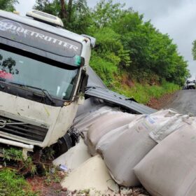 Acidente entre carro e carreta é registrado em contorno na região de Maringá; carreta cai em ribanceira Foto 2 Fotos de Acidente entre carro e carreta é registrado em contorno na região de Maringá; carreta cai em ribanceira
