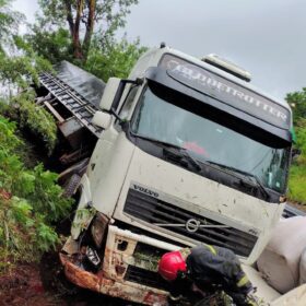 Acidente entre carro e carreta é registrado em contorno na região de Maringá; carreta cai em ribanceira Foto 3 Fotos de Acidente entre carro e carreta é registrado em contorno na região de Maringá; carreta cai em ribanceira