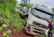 Fotos de Acidente entre carro e carreta é registrado em contorno na região de Maringá; carreta cai em ribanceira